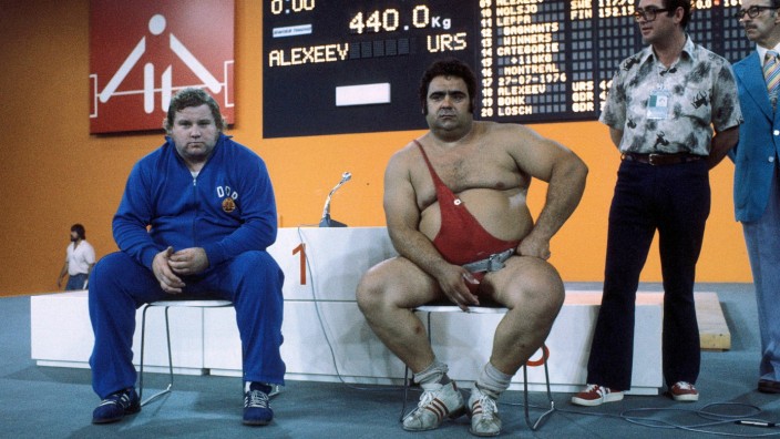 Zum Tode von Gerd Bonk: Der Zweitplazierte Gerd Bonk (links) und Wassili Alexejew warten auf die Siegerehrung bei den Spielen 1976