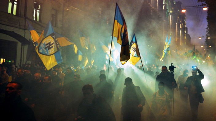 Extremisten in der Ukraine: Nationalisten marschieren am 14. Oktober in Kiew, um an die Ukrainische Aufständische Armee zu erinnern, die auch mit Nazi-Deutschland kollaborierte.