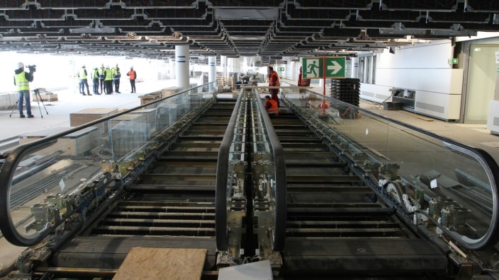 Flughafen München: Die meisten Rolltreppen sind schon eingebaut, aber bis sie fahren, wird es noch dauern. Denn im Inneren geht das große Werkeln erst so richtig los.