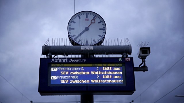 Hurrikan "Gonzalo": Teilweise gar nichts mehr ging auf der S-Bahn-Strecke von Wolfratshausen nach München. Die Pendler waren auf den Schienenersatzverkehr angewiesen.