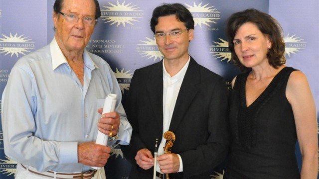 Feldafing: Lauter Perfektionisten: Sir Roger Moore zusammen mit dem Musikerpaar Kim und Key-Thomas Märkl bei Aufnahmen im Tonstudio von Radio Riviera in Monaco.