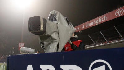 TV-Rechte: Kamera an: ARD und ZDF übertragen die Fußball-EM in Deutschland - für einen hohen Preis.