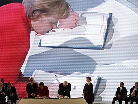 Angela Merkel unterzeichnet den EU-Reformvertrag