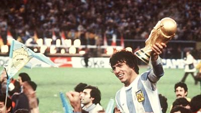 Fußball-Historie: Der argentinische Kapitän Daniel Passarella hält stolz den eroberten WM-Pokal hoch.