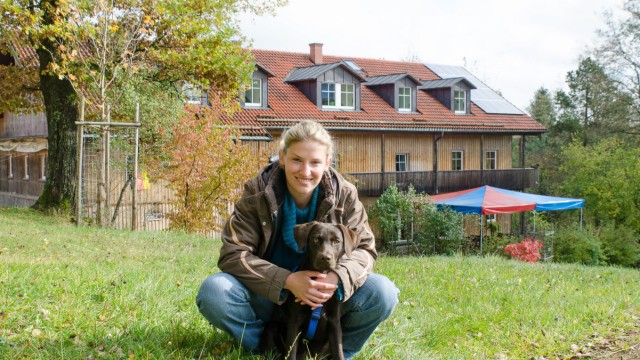 Flüchtlinge: Heimleiterin Verena Volling und ihr Hund Mädi, sind bereit: Die jungen Flüchtlinge, die im "Inselhaus" Eurasburg erwartet werden, können kommen.