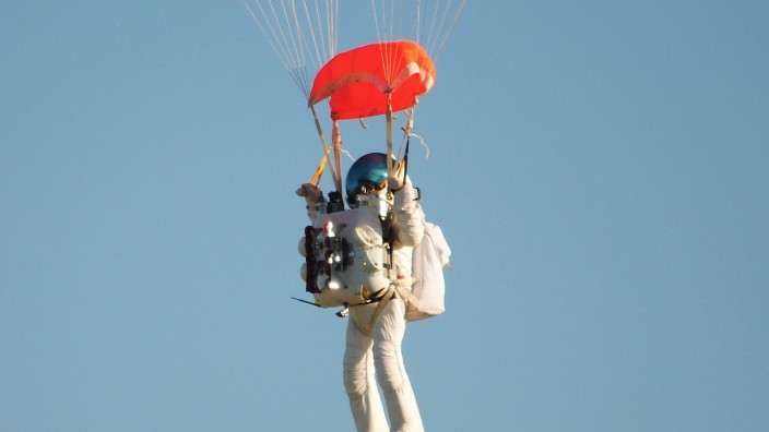 Google exec makes record skydive from edge of space