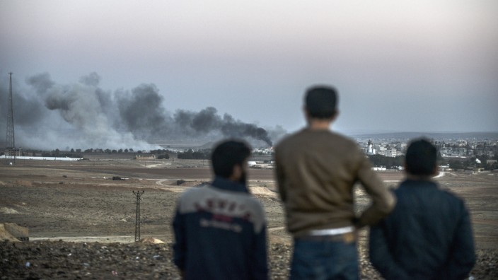 Syrien und Irak: Anwohner des türkischen Grenzortes Mursitpinar blicken auf die umkämpfte Grenzstadt Kobanê.