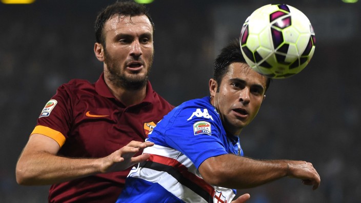 Internationaler Fußball: Roms Verteidiger Vasilis Torosidis (links) und Eder von Sampdoria Genua.