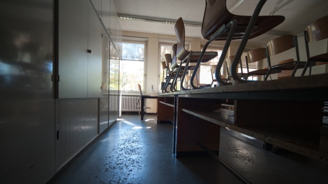 Schulsanierungen: Das Max-Planck-Gymnasium in Pasing bedarf dringend einer Sanierung - Kerben im Boden zeugen davon. Doch noch muss es warten.