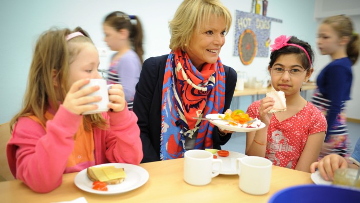 Frühstück an Münchner Schulen: Die Schauspielerin Uschi Glas hilft mit ihrem Verein Brotzeit Schulen, damit diese gesundes Frühstück kostenlos anbieten können.