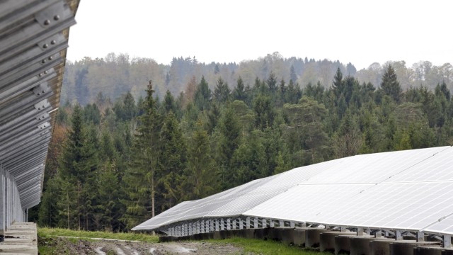 Regenerative Energien: Die neue Freiflächen-Fotovoltaikanlage am Rand des Gewerbegebiets Farchet in Bad Tölz soll 1,4 Megawatt Strom pro Jahr liefern.