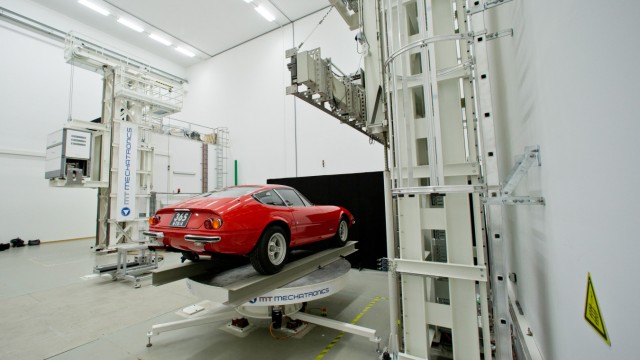 Ferrari 365 GTB/4 Daytona für Kunstprojekt im XXL-Röntgengerät