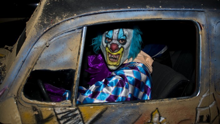 Nach Serie von Überfällen: Meistens sind sie lustig und harmlos - in seltenen Fällen aber auch bösartig. Diesem Clown, der an Halloween durch Mexiko Stadt fährt, möchte man jedenfalls nicht nachts begegnen.