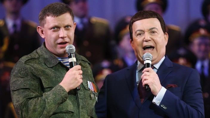 Iosif Kobzon (R), Russian singer and a deputy of the State Duma, Russia's lower house of Parliament, and Alexander Zakharchenko, separatist leader of the self-proclaimed Donetsk People's Republic, sing during a concert, in Donetsk