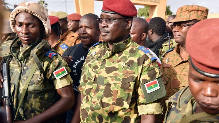 Burkina Faso: Oberst Isaac Yacouba Zida, Vizechef der Präsidentengarde, ist Interimspräsident in Burkina Faso.