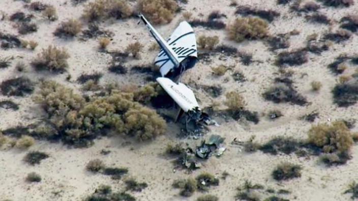 Absturz des "SpaceShipTwo": Wrackteile des abgestürzten "SpaceShipTwo" in der in Kalifornischen Mojave Wüste: Es ist der zweite schwere Unfall in der privaten Raumfahrt innerhalb weniger Tage