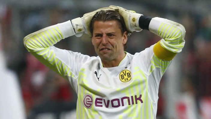 Borussia Dortmund's Weidenfeller reacts after Bayern Munich's Robben scored penalty in Bundesliga soccer match in Munich