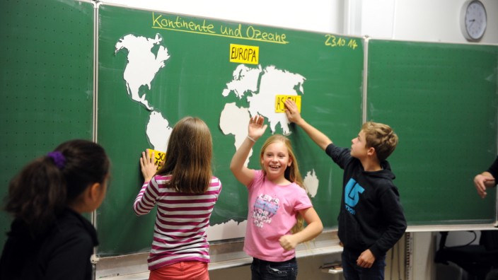 Orientierungsstufe in Neuperlach: Fast schon luxuriöse Verhältnisse: Im Erdkundeunterricht werden die Schüler der Klasse 5.0 gleich von zwei Lehrern betreut.