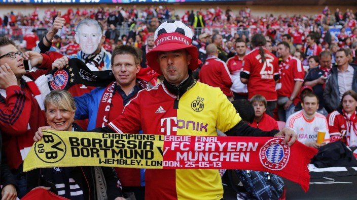 Hochsicherheitsspiel FCB - BVB: BVB gegen Bayern - ein Risikospiel? Beim Champions-League-Finale in London vergangenes Jahr zeigt ein Fan Sympathien für beide Mannschaften.