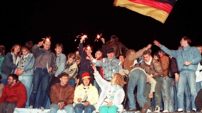 Was kommt: Freude beim Mauerfall am 9. November 1989.