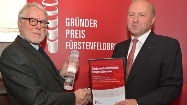 Fürstenfeldbruck: Wilhelm Stemmer (links) wurde von Sparkassen-Vorstandsmitglied Peter Harwalik mit dem Gründerpreis "Lebenswerk" ausgezeichnet.