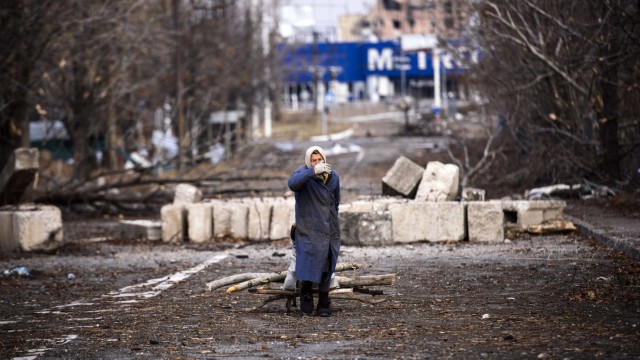 Ukraine: Eine ältere Frau sammelt Brennholz am Flughafen von Donetsk.