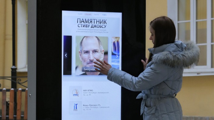 Apple in Russland: So sah es aus, das Denkmal auf dem Campus der Sankt Petersburger Universität für Informationstechnologie.