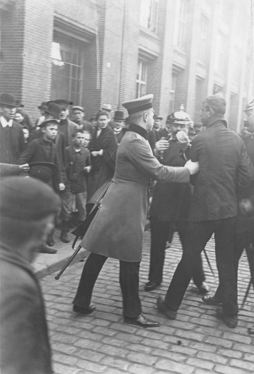 Polizisten verhaften einen Randalierer bei einem Streik, 1910