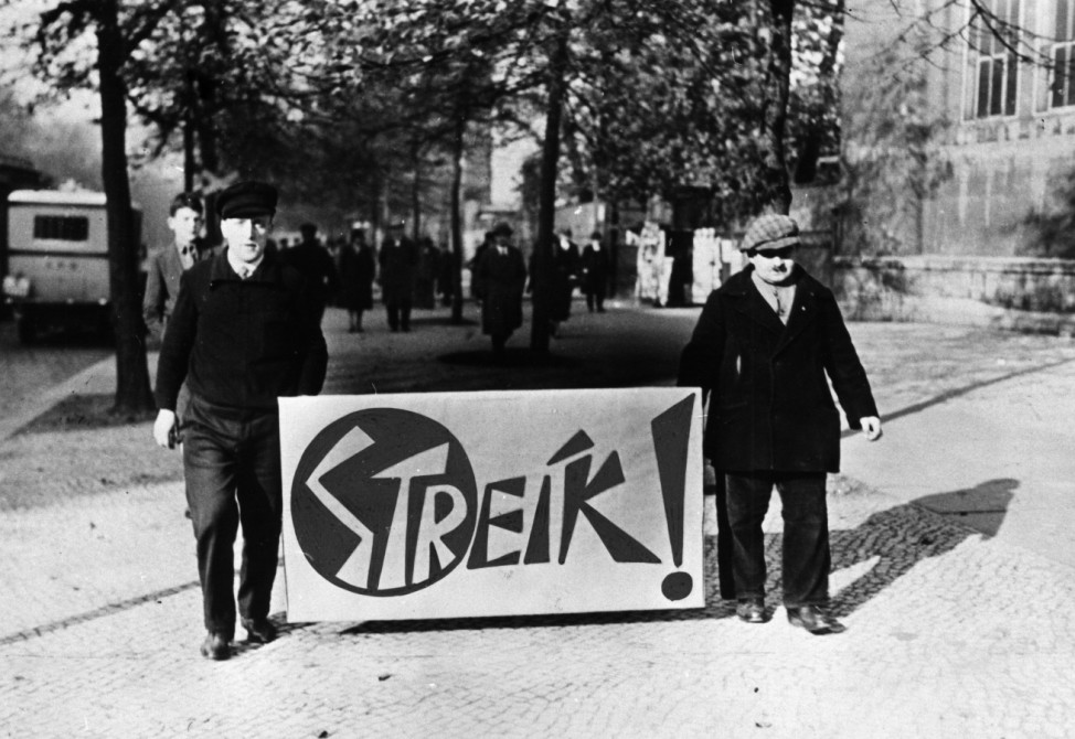 Arbeiter mit Streikplakat in Berlin, 1930