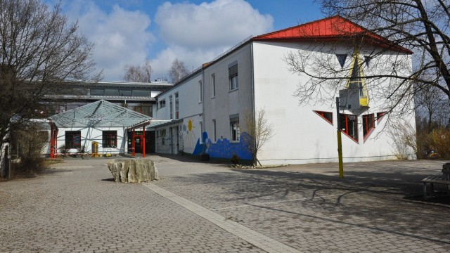Bildung im Landkreis Ebersberg: Bei der Grundschule Brunnenstraße sehen die Planer vor allem im Süden Erweiterungsmöglichkeiten.