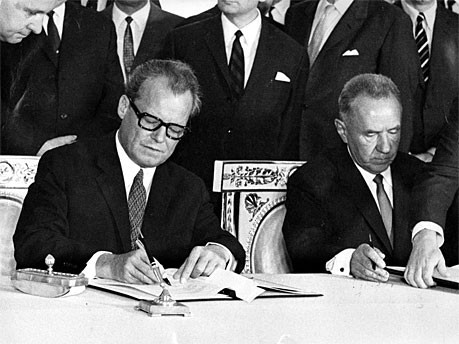 Willy Brandt und Aleksej Kossygin bei der Unterzeichnung des Moskauer Vertrages; dpa