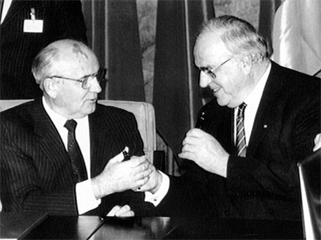 Helmut Kohl und Michail Gorbatschow; AP
