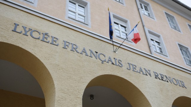 Deutsch-französische Schule: Wie beim "Binom", dem zweisprachigen Sachkundeunterricht, kommt man sich in der Eingangshalle der Giesinger Grundschule des Lycée Jean Renoir vor.