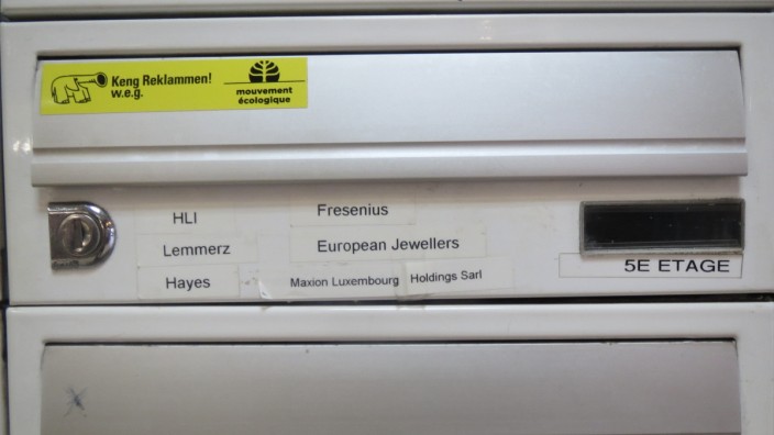 Luxemburg-Leaks: Ein Haus - 1600 Firmen: So was gibt es in Luxemburg. Man muss suchen, bis man Briefkästen von Milliardenunternehmen wie Fresenius findet, das sich den Schlitz mit fünf anderen teilt