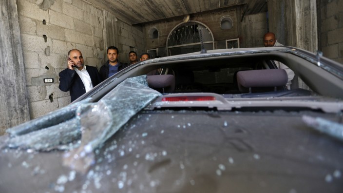 Im Gazastreifen: Ein Fatah-Führer inspiziert sein Auto in Gaza. Es wurde durch eine Explosion beschädigt.