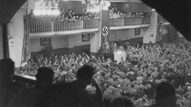 Adolf Hitler spricht im Bürgerbräukeller am 08.11.1939