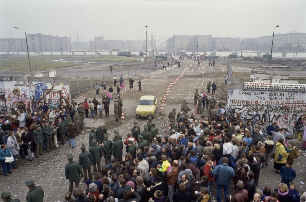 Fall der Berliner Mauer: Am Potsdamer Platz passieren Autos und Fußgänger den neuen Grenzübergang, Berlin