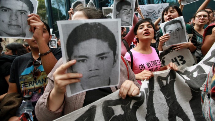 Student protest in front of Mexican General Attorney headquarters