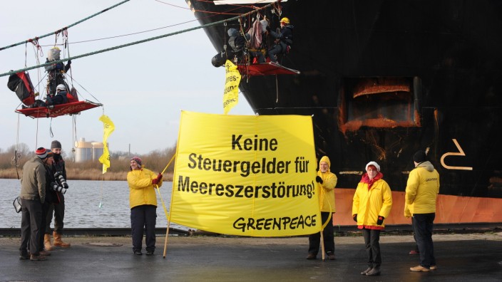 Greenpeace blockiert Fischtrawler