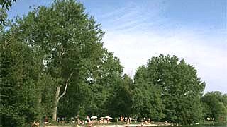 Baden: Bäume spenden am Ufer reichlich Schatten