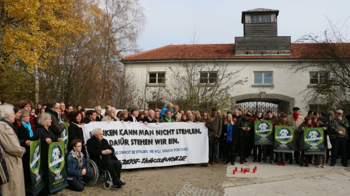 Demonstration nach Diebstahl der Eingangtür zur KZ-Gedenkstätte Dachau