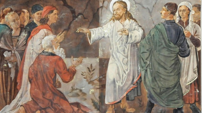 Heikles Kirchenbild in Hof: Links um Hilfe Flehende, in der Mitte Jesus, rechts ein Mann mit den Zügen Hitlers. So ist das bis heute zu sehen in der Hofer Christuskirche.