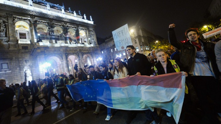 Proteste in Budapest: Protestmärsche mit EU- und Ungarn-Flagge: Demonstranten am Sonntagabend in Budapest.