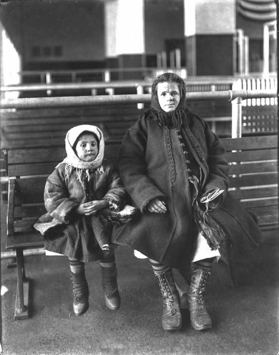 Mutter mit Kind auf Ellis Island