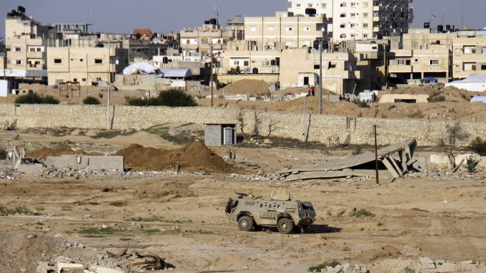 Terrorgruppe: Ägyptischer Panzer an der Grenze zu Gaza. Auf der Sinai-Halbinsel verübt die Extremistengruppe Ansar Beit al-Makdis immer wieder Anschläge. Durch die stärkere Sicherung der Grenze soll auch das Eindringen von Militanten aus Gaza verhindert werden.