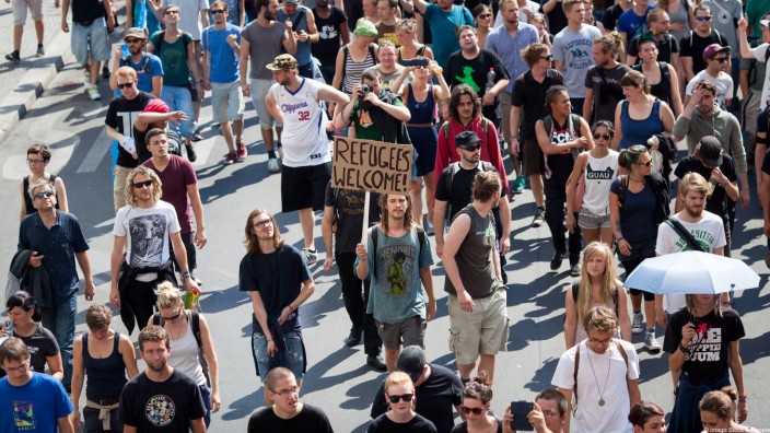 Mehrere tausend Menschen demonstrieren in Berlin in Solidarität mit den Flüchtlingsprotesten und geg