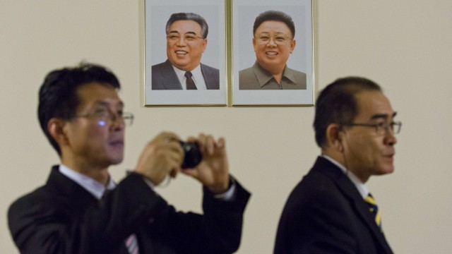 Kunst aus Nordkorea in London: Die Porträts der früheren nordkoreanischen Machthaber Kim Il-Sung und Kim Jong-Il hängen in der Londoner Botschaft der Volksrepublik.