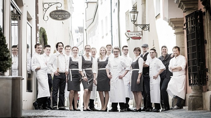 Auszeichnungen des Gault&Millau: Gewinner: Das Team des Regensburger Restaurants Storstad hat 16 Mitglieder, aber 17 Punkte im Gault&Millau. Rechts: Chefkoch Anton Schmaus.
