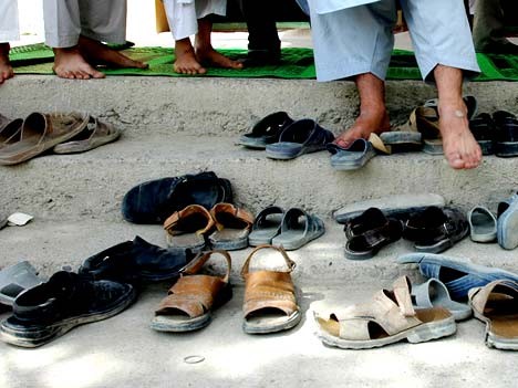Auch in Afghanistan werden die Schuhe vertrauensvoll vor der Moschee abgestellt. Foto: AFP