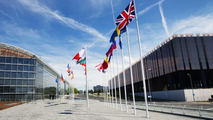Urteil zu Hartz IV für Zuwanderer: Flaggen wehen vor dem Europäischen Gerichtshof in Luxemburg
